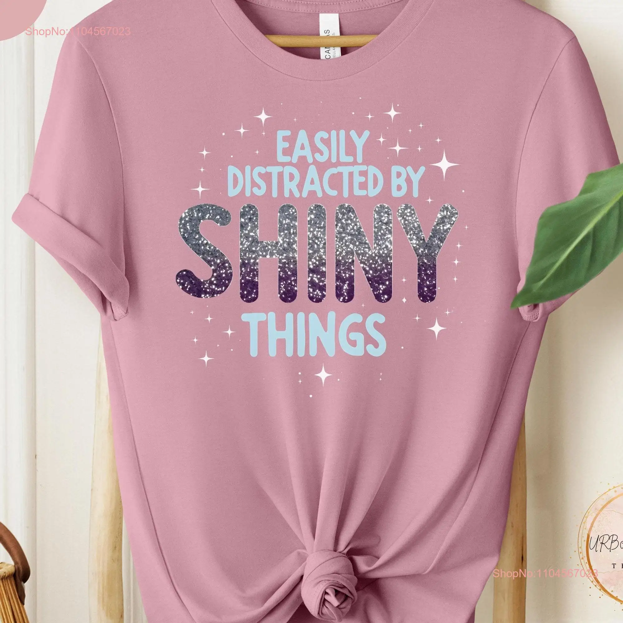 Koszulka z łatwością rozpraszająca błyszczące rzeczy Idealna do zrelaksowanych strojów Świetny dowolny, który kocha humor Idealny zabawny przyjaciel