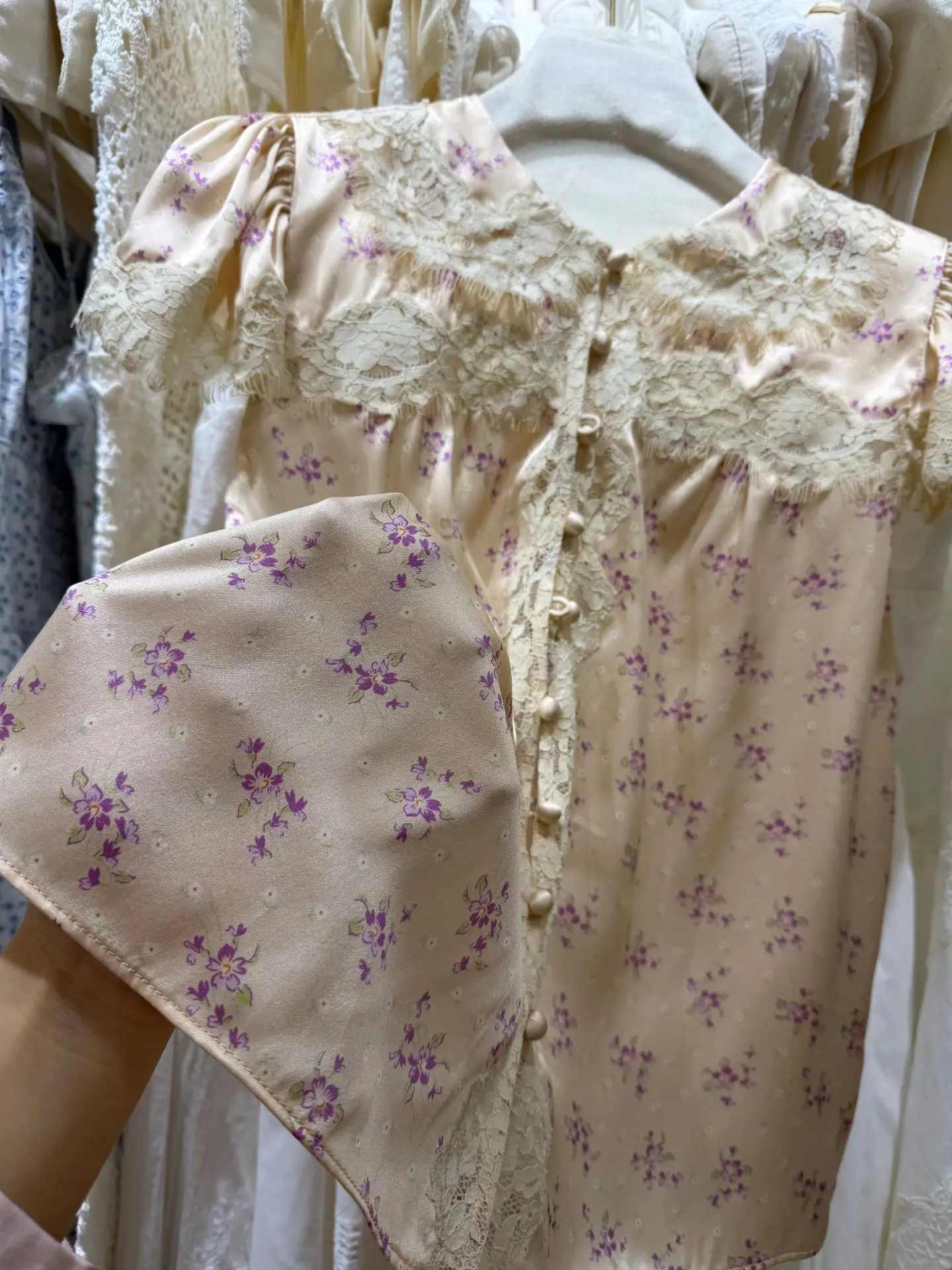 

Floral Print Women Silk Shirt 2026 Lace Embroidery Patchwork Round Neck Short Sleeve Single Breasted Elegant Ladies Satin Blouse