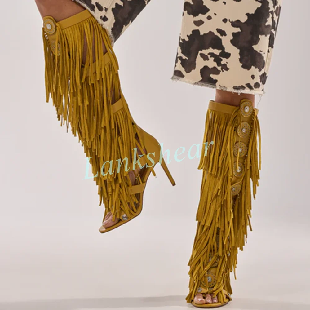 Botas Sandalias Altas hasta la Rodilla de Ante Amarillo Mostaza con Flecos Multicolores, Detalles de Tachuelas, Punta Abierta, Tacón de Aguja, Estilo Gladiador y Vaquero Occidental