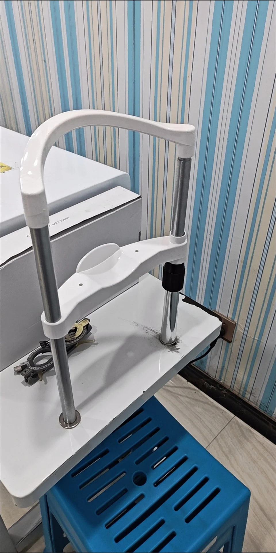 Professional clip on ophthalmic equipment stand, adjustable chin rest and forehead rest, linear vision training device