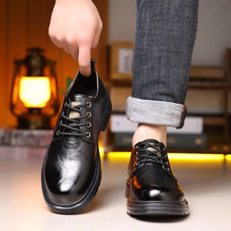 منصة رائجة البيع أحذية ديربي جلدية للرجال مصمم لينة سوليد رجال الأعمال فستان أحذية موضة أحذية الزفاف الذكور الخفيفة
