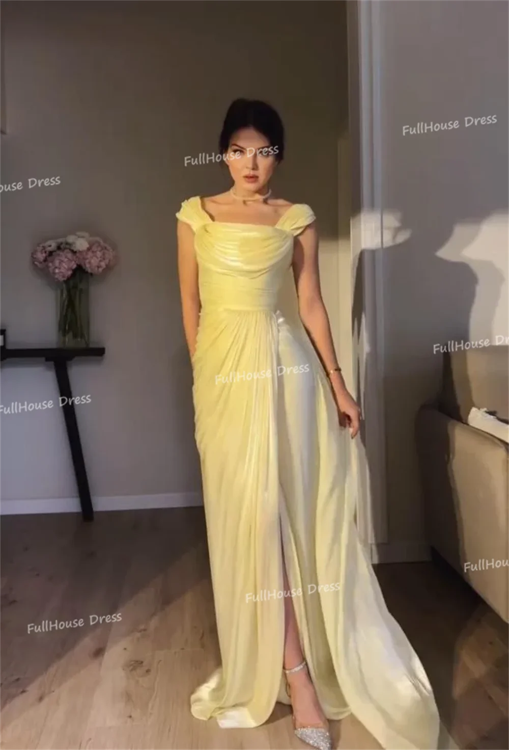 فستان سهرة مستقيم مطوي بأشرطة سباغيتي كلاسيكية مصنوع حسب الطلب بدون ظهر وفتحة جانبية بطول الأرض مع قطار