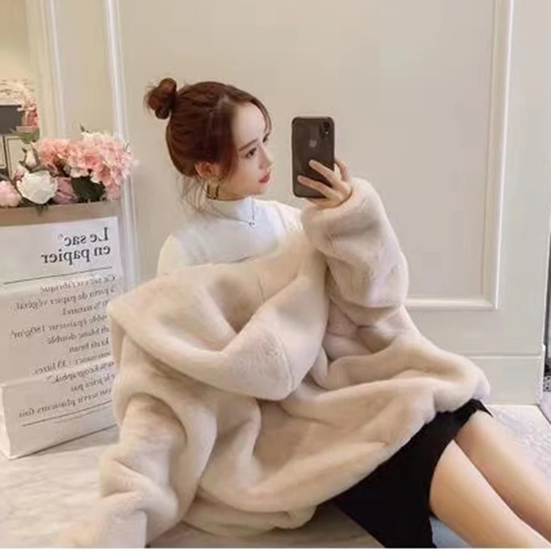 Abrigos de piel de visón de lujo para mujer, prendas de vestir exteriores cortas con capucha, forro polar de cordero holgado, chaqueta gruesa y cálida con cremallera, Tops informales esponjosos, novedad de 2025