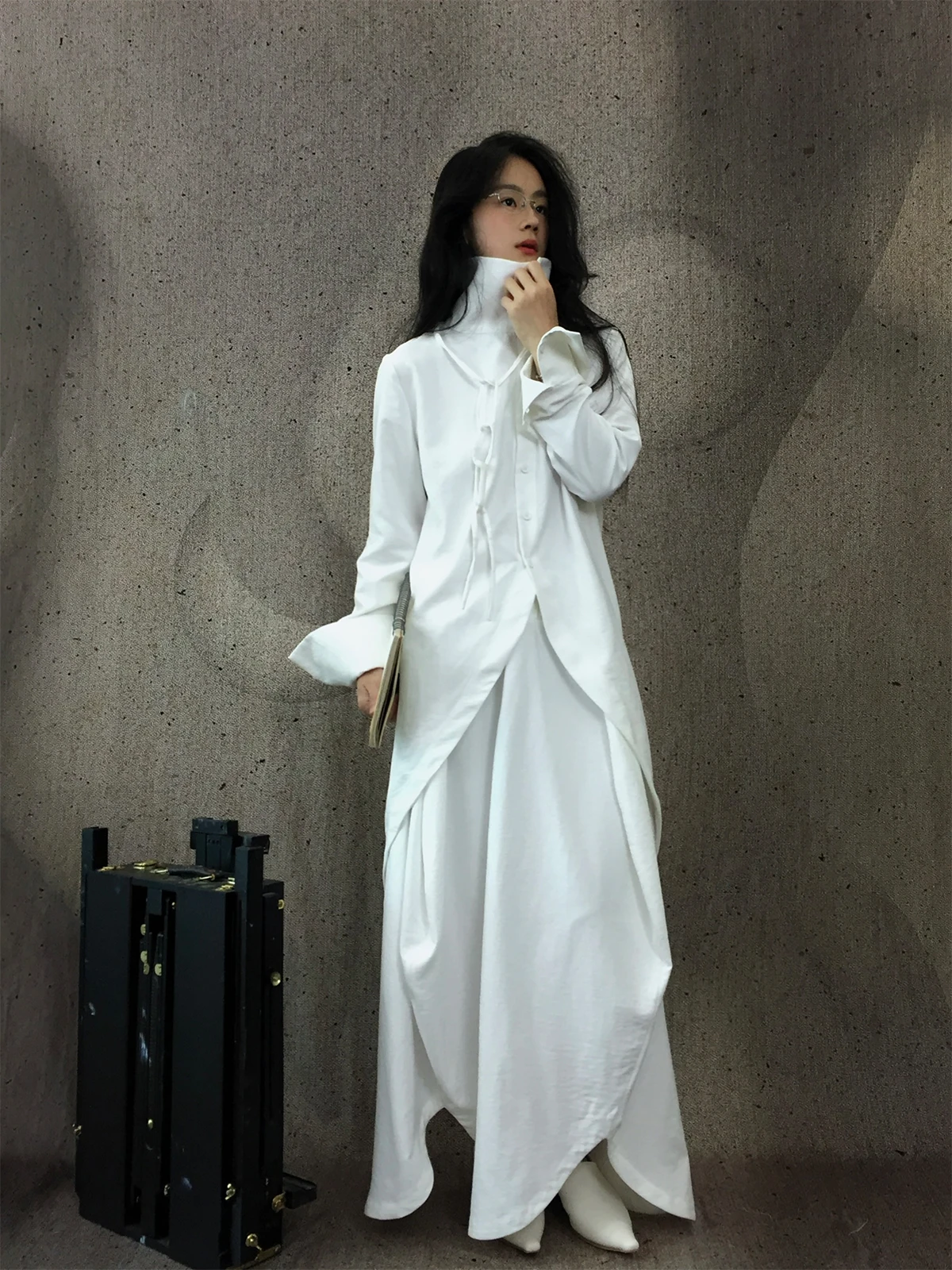 

Комплект женской одежды Iris Texture Mat Fini Eggell White Clear Sensation, серия Осень 2024, универсальная модель Iris