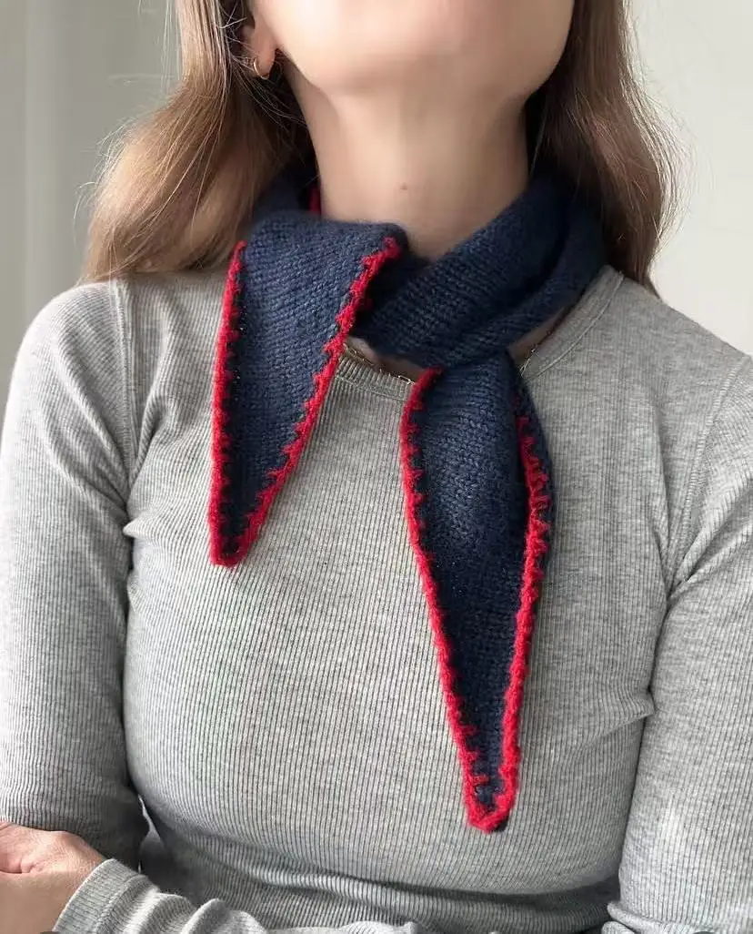 Triangle scarf, French retro romantic autumn and winter atmosphere, knitted contrasting color crochet scarf, fashionable