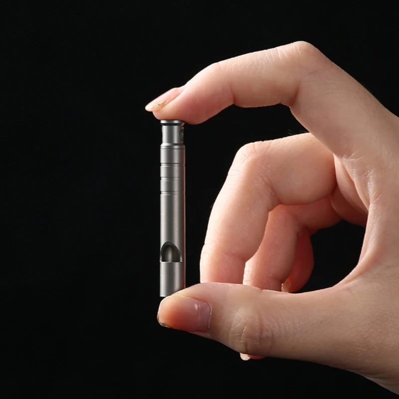 صافرة التيتانيوم صافرة الطوارئ مع الحبل سلامة صفارة إنقاذ خفيفة التخييم صافرة المشي لمسافات طويلة في الهواء الطلق الطوارئ #2