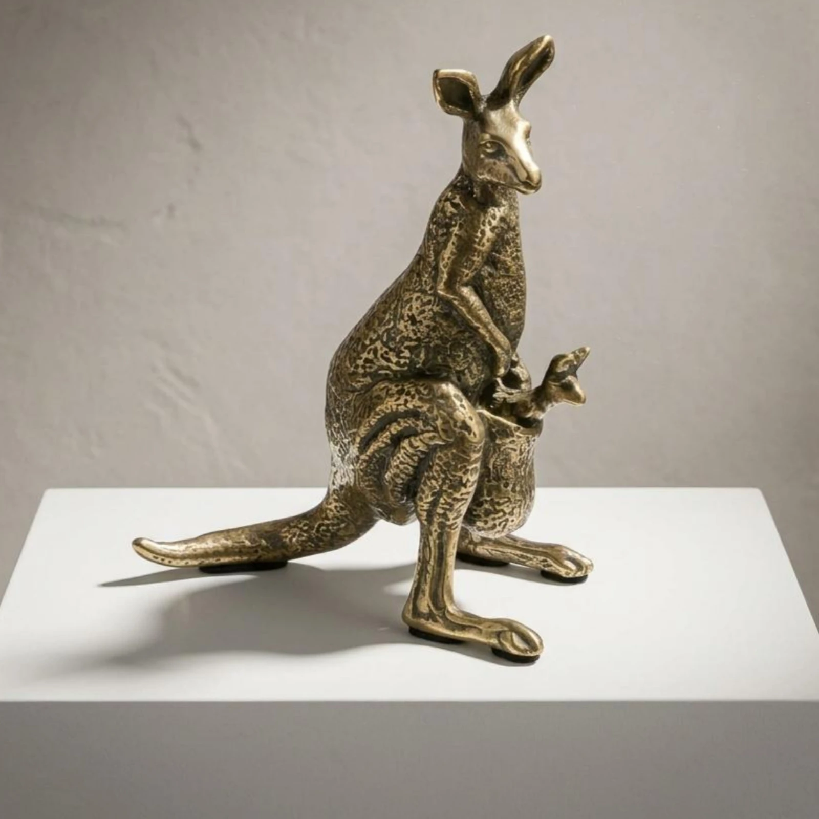 Mother Kangaroo Statue Antique-Style Kangaroo Figurine Creature Decor Standing Detailed Craftsmanship for Tea Pet Use
