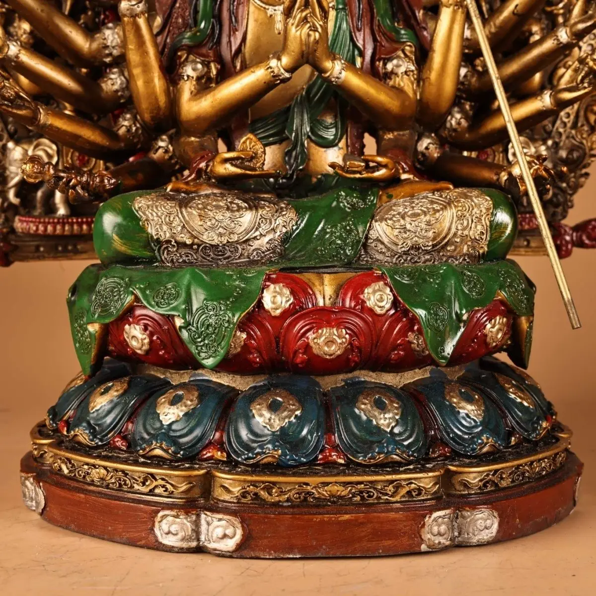 Pure copper high relief chisel engraving painted gold Zhunti Buddha Mother weighs 5700 grams, is 40 cm high and 28 cm wide