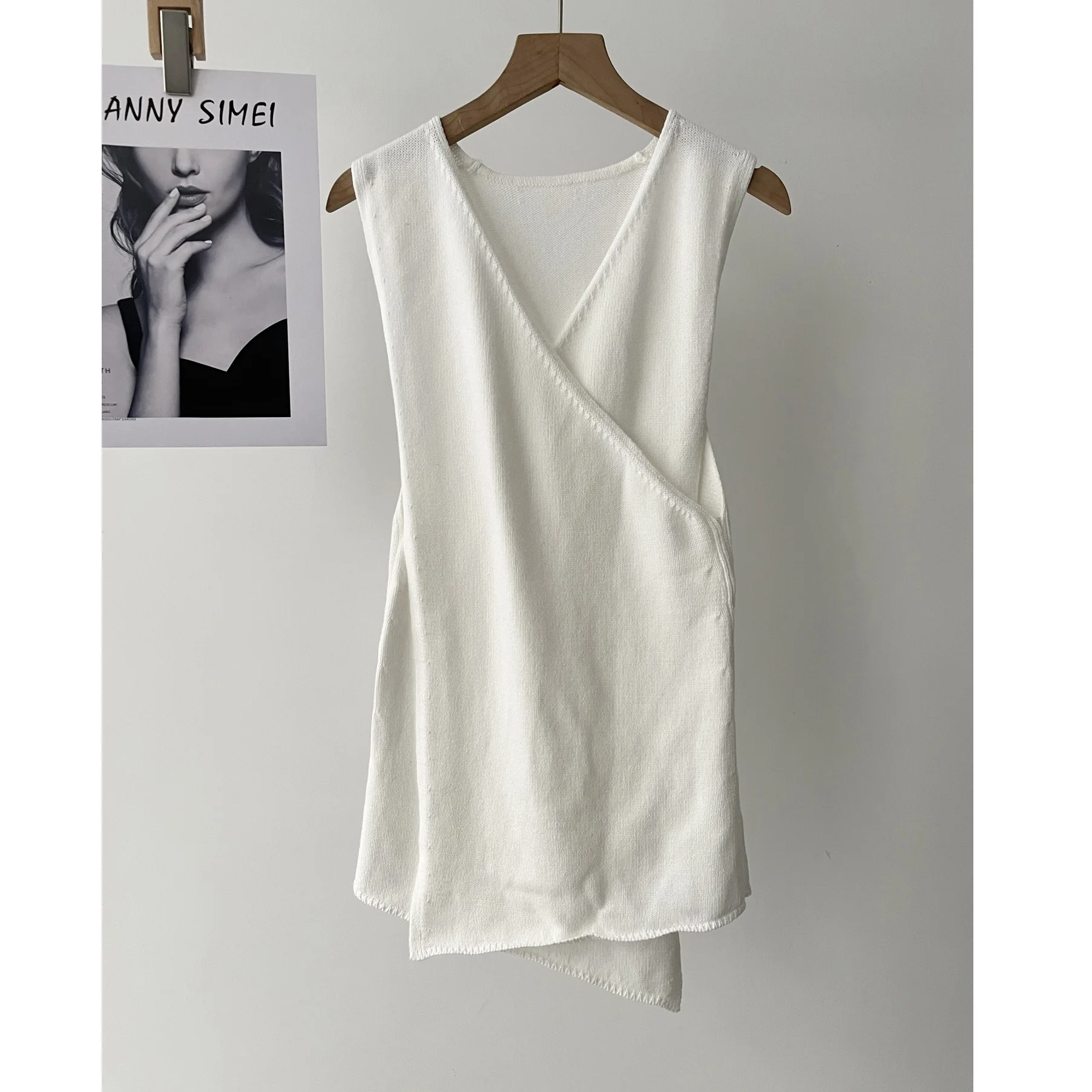 

Women's Vacation Style White Cross V-Neck Knitted Suspender Sleeveless T-Shirt Spring Summer 16a-1924