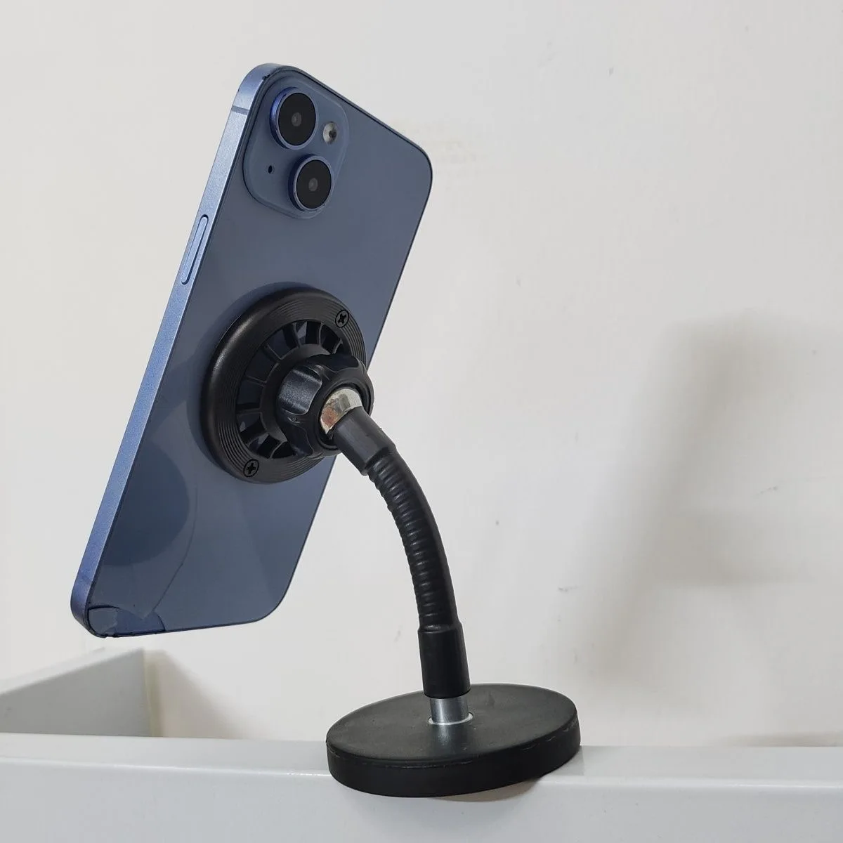 

Настольный сильный магнитный всасывающий магнит для мобильного телефона, прикроватный кронштейн, металлическое вращение на 360°, расширение для ленивых людей, прямая трансляция на открытом воздухе