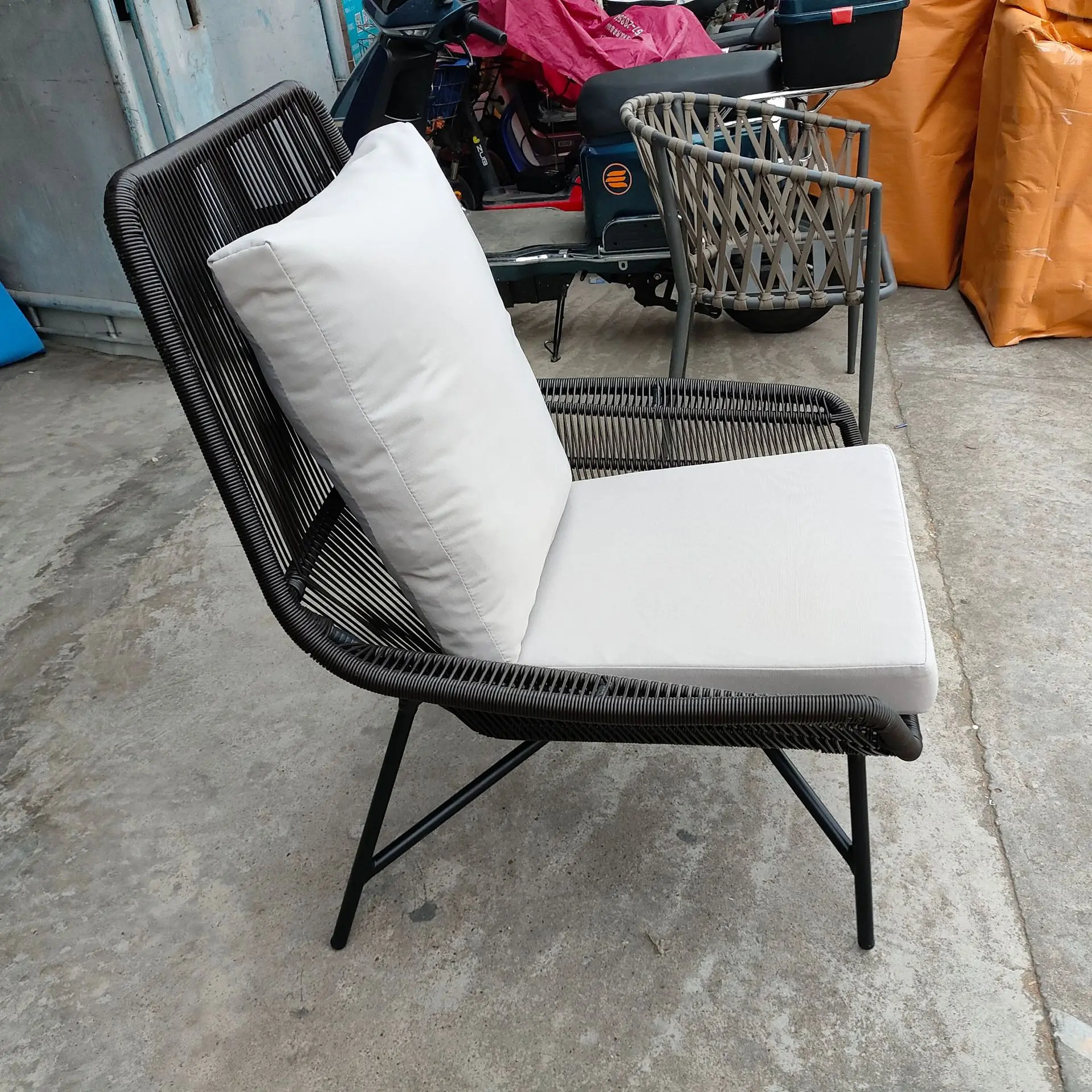 Anpassbarer Rattanstuhl für den Außenbereich