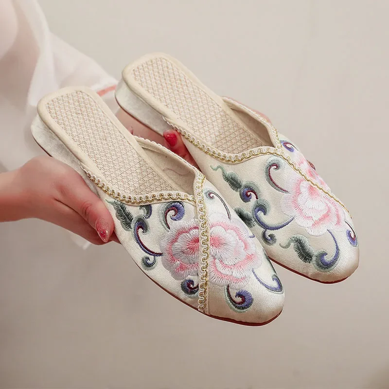 2023 Women\'s Slippers Wedge Heel Slides Women Design Flower Embroidery Upper Low Heeled Mules Chinese Style Embroidered Shoes