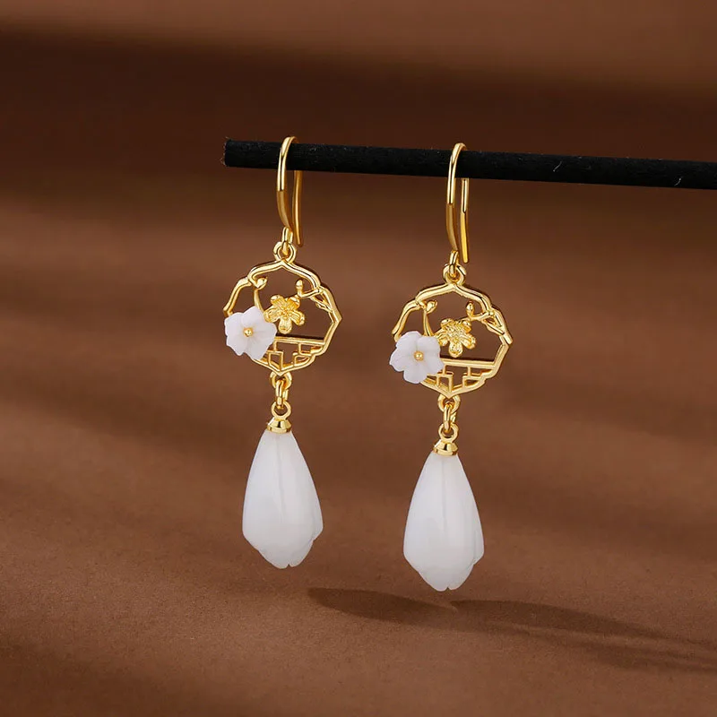 ماغنوليا أقراط على الطراز الصيني قطرة شيونغسام الطبيعية Hotan اليشم زهرة بيضاء أقراط للنساء كبار خمر مجوهرات الزفاف