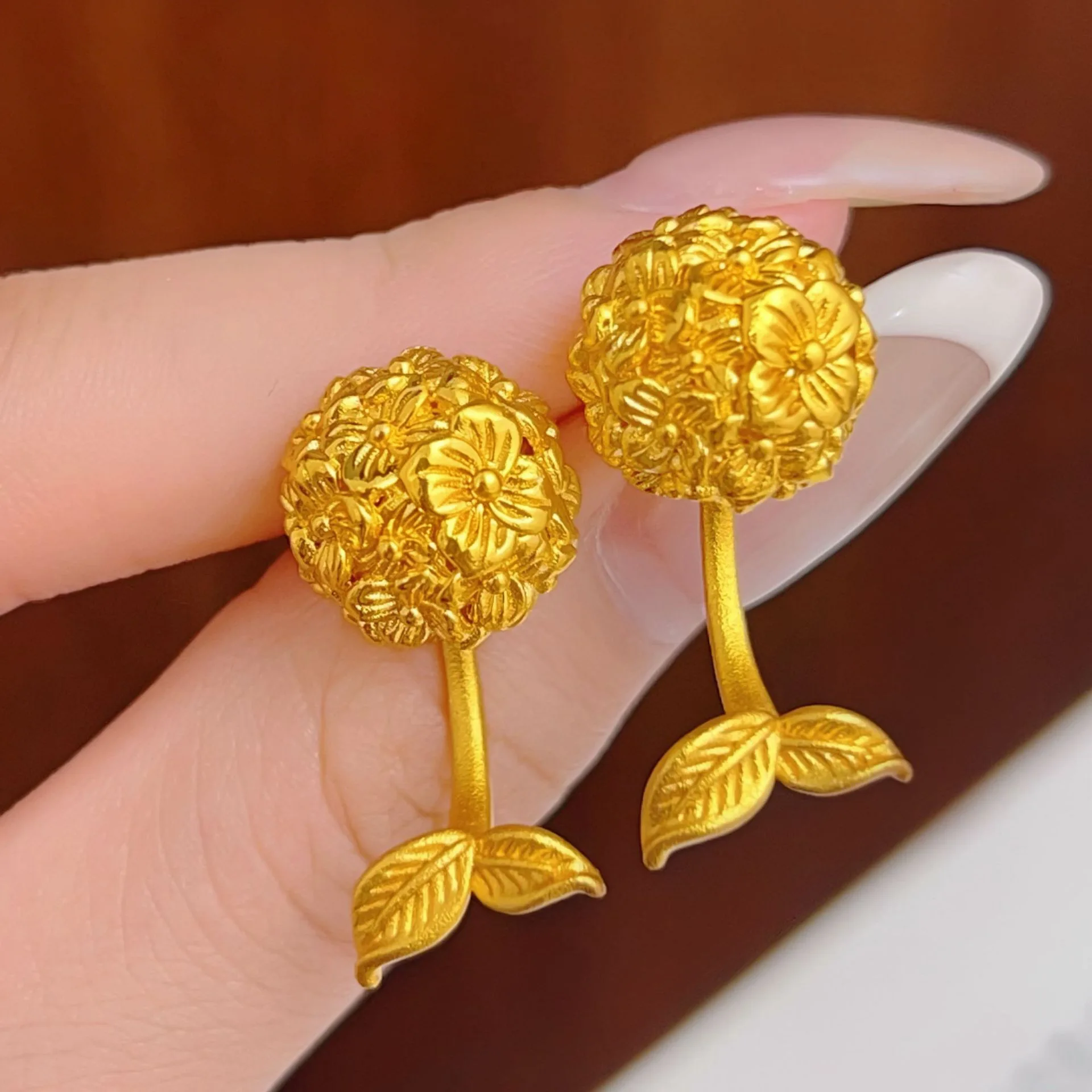 Robust Chased Hydrangea Stud Earrings For Women 24K Gold AU999 stand up to daily abrasion and accidental bump impact