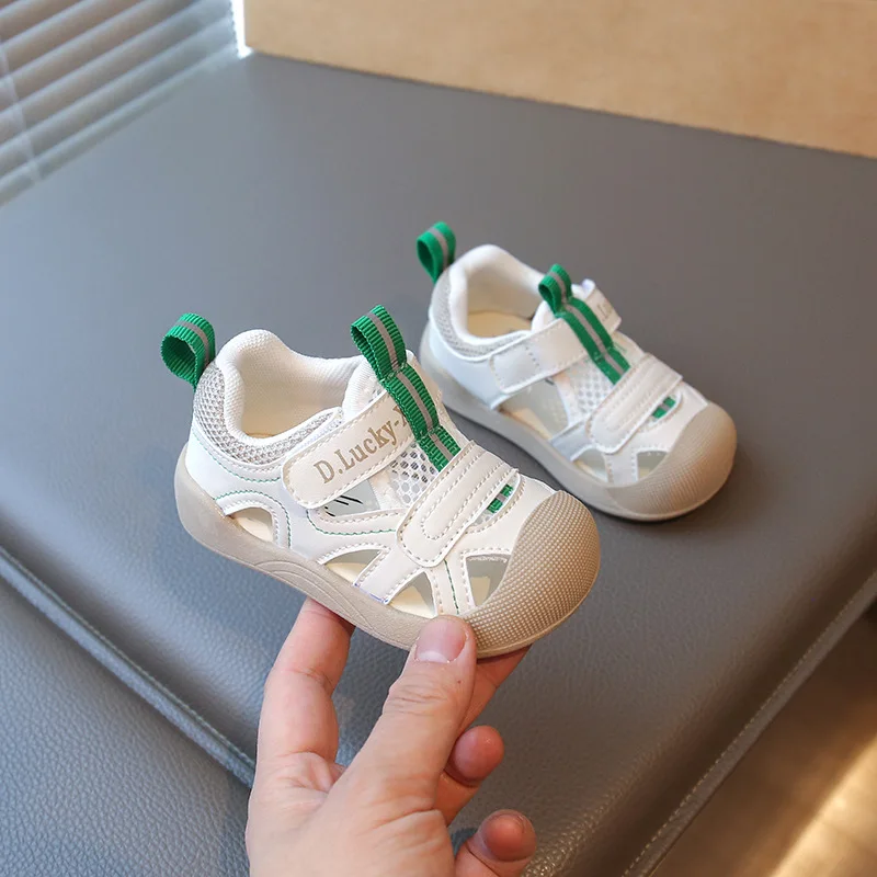 الصيف الأولى مشوا موضة جديدة بسيطة طفلة حذاء المضادة للانزلاق لينة سوليد حذاء كاجوال العصرية جوفاء خارج شقة بيبي بوي الأحذية