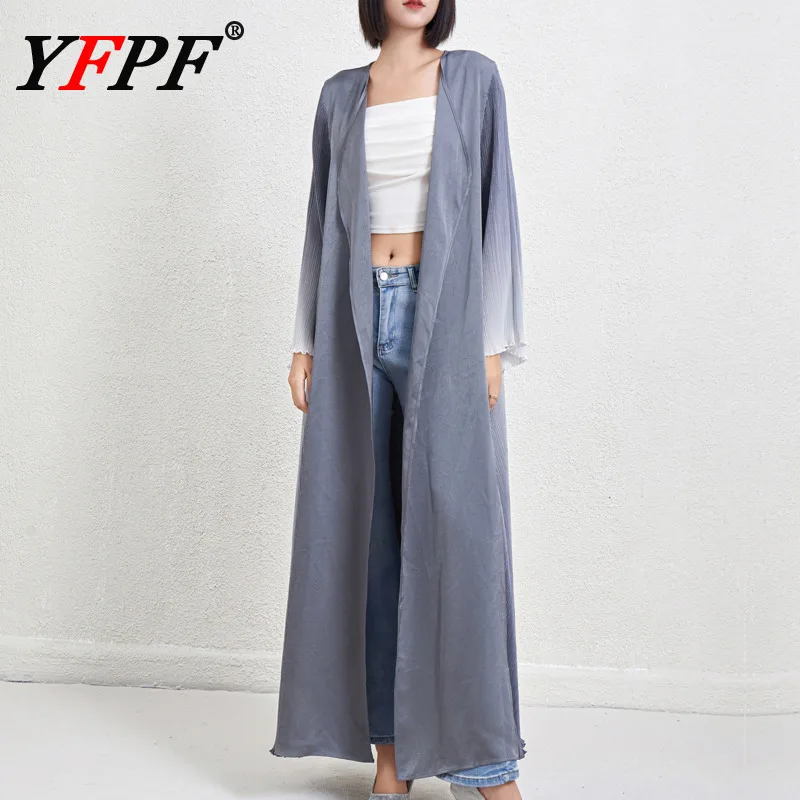 

YFPF Miyake плиссированное длинное пальто женское градиентное с v-образным вырезом и расклешенными рукавами свободная темпераментная ветровка мода 2025 новая одежда