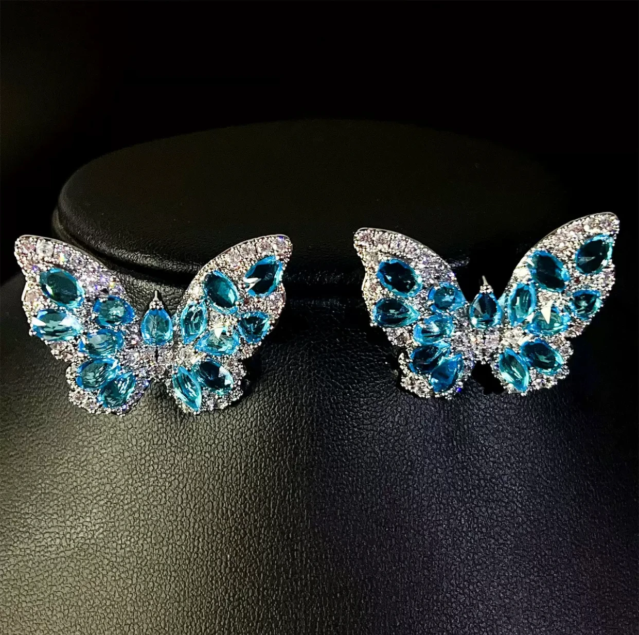 Nuevos pendientes europeos y americanos, trabajo pesado, pendientes de circonita de color de alta gama, pendientes de mariposa de diseño lujoso para mujer