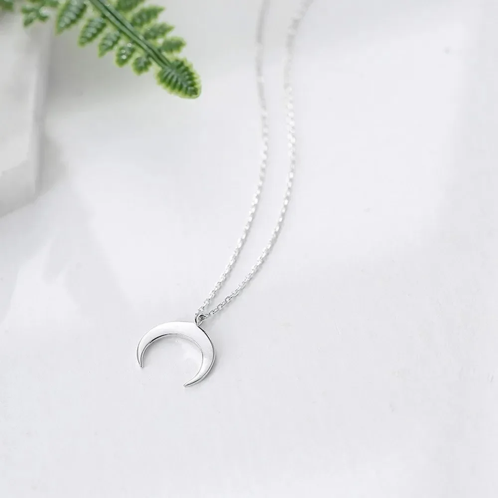 2024 New Delicate Moon Pendant Necklace Curved Crescent Chokers For Women Ladies Girl Fashion Jewelry Gifts