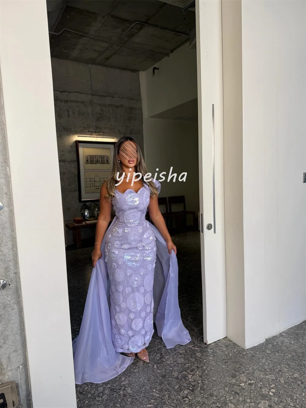 ชุดราตรีทรงตรงแบบไม่มีสาย ประดับเลื่อมและลูกปัดวิจิตร ดีไซน์แบบจีน  ขนาดต่างๆ มีให้เลือก  แบบเซ็กซี่