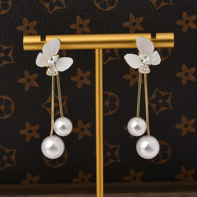 Exquisite front and rear two-wear white shell butterfly fringed pearl stud earrings, niche earrings.