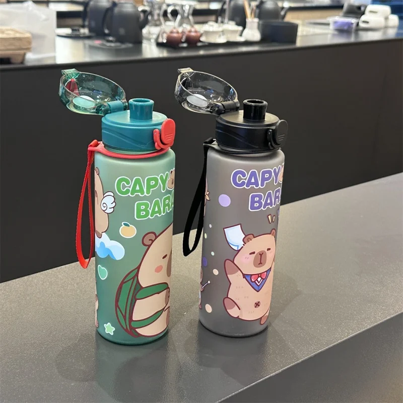 750ml น่ารักการ์ตูน Capybara ขวดน้ํารั่วซึมถ้วยฟางพลาสติกแบบพกพากลางแจ้งขนาดใหญ่ความจุขวดน้ํากีฬา