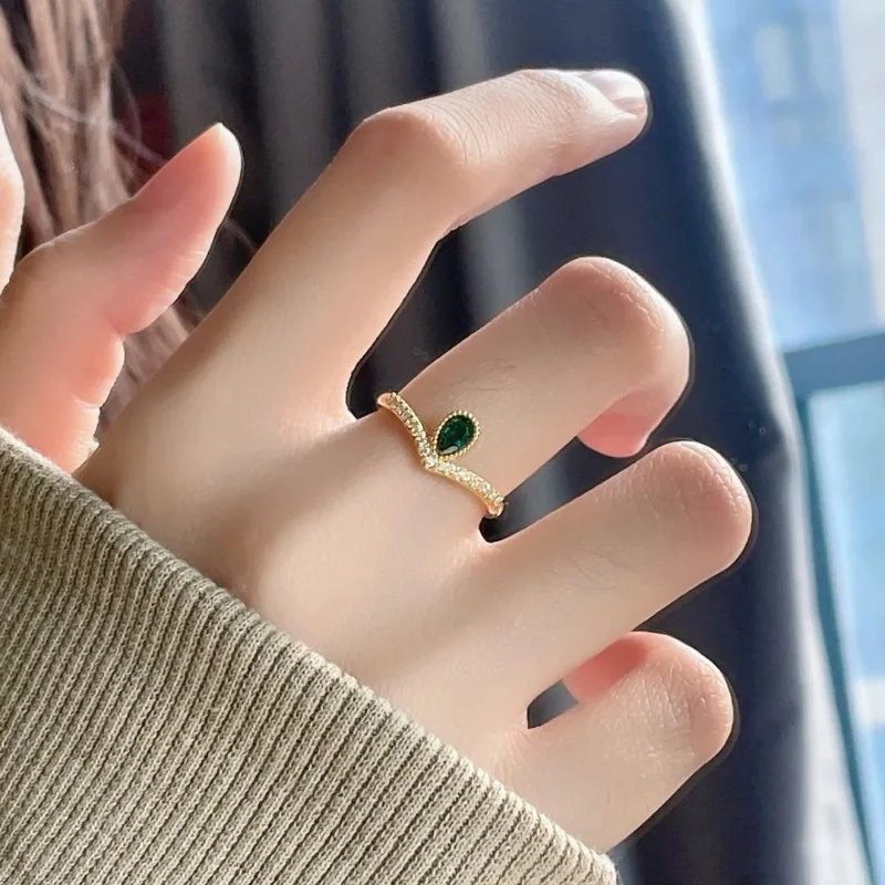 خاتم قطرة الماء الذهبي الرائع والأنيق من القرون الوسطى الفرنسية بتصميم متخصص أنيق وخفيف الوزن وحلقة على شكل حرف V فاخرة