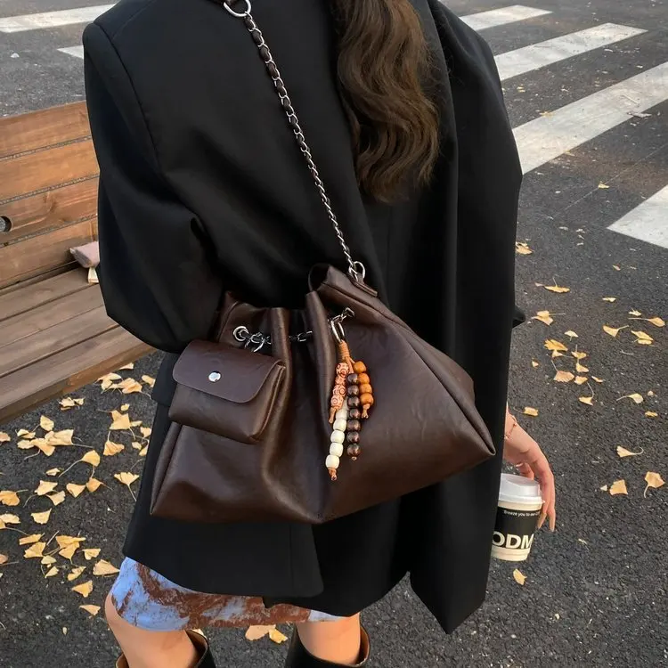 

2026 New French High-end Niche Chain Messenger Bag Fashionable Versatile Cloud Bag Commuter Retro Handbag