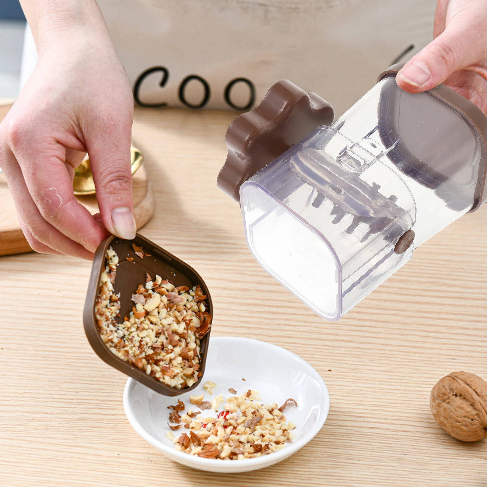 

Chocolate Masher Nut Crusher Manual Food Chopper Detachable ABS Peanut Garlic Shredder Kitchen Tools Practical Utility Gadgets