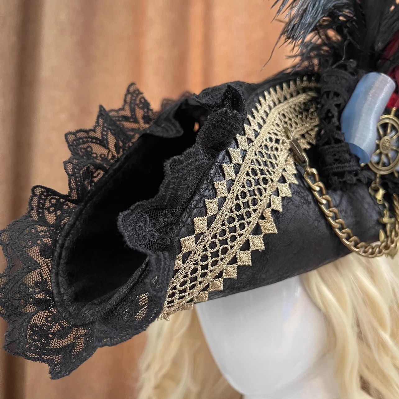 Sombrero de capitán pirata de plumas para hombres y mujeres, gorras de la corte real, accesorios de fiesta de Halloween y Navidad, accesorio de disfraz de Cosplay