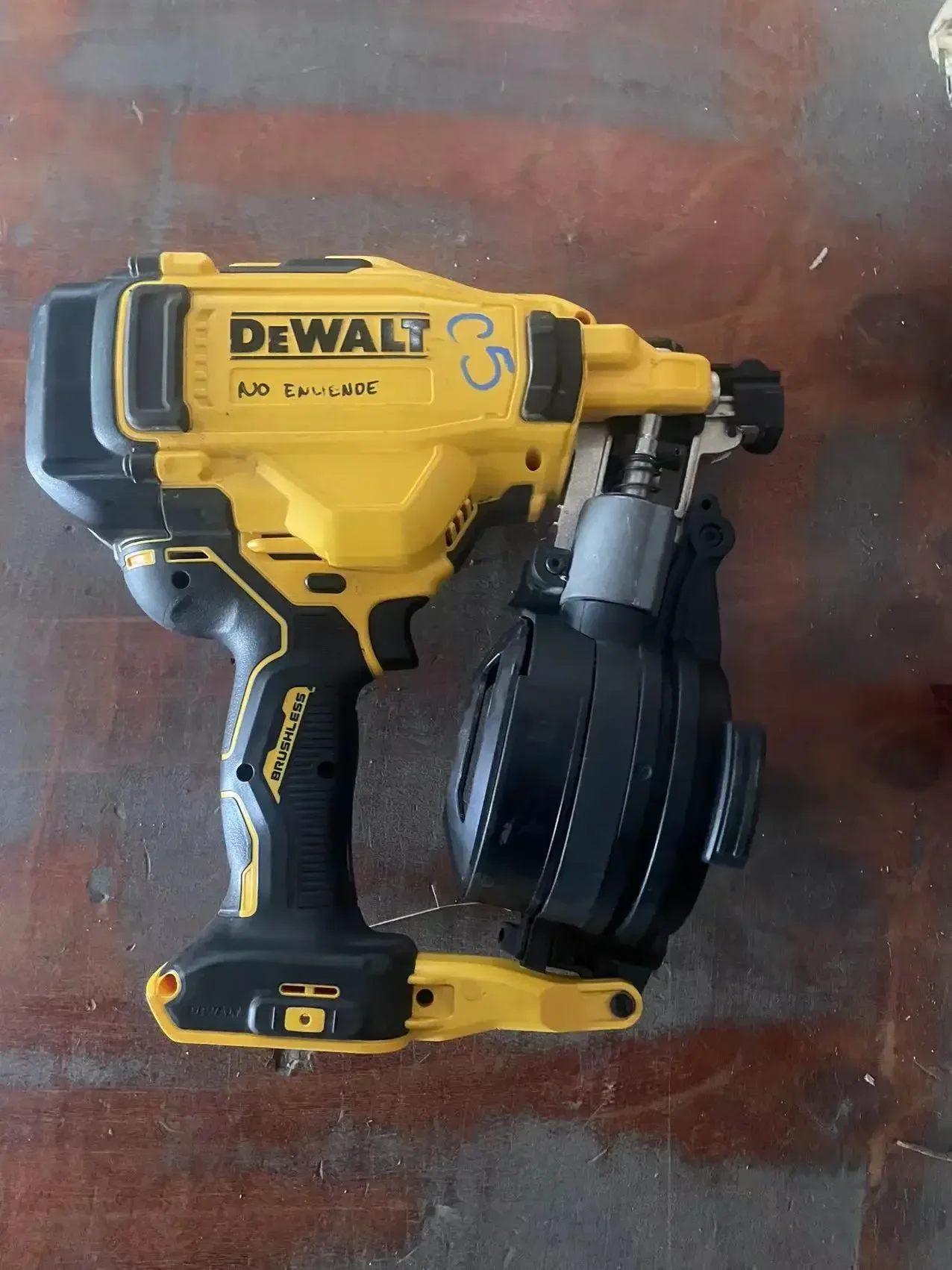 DEWALT DCN45RN 20V MAX Lithium-Ion 15-Degree Cordless Roofing Nailer(USED AND ONLY BODY)