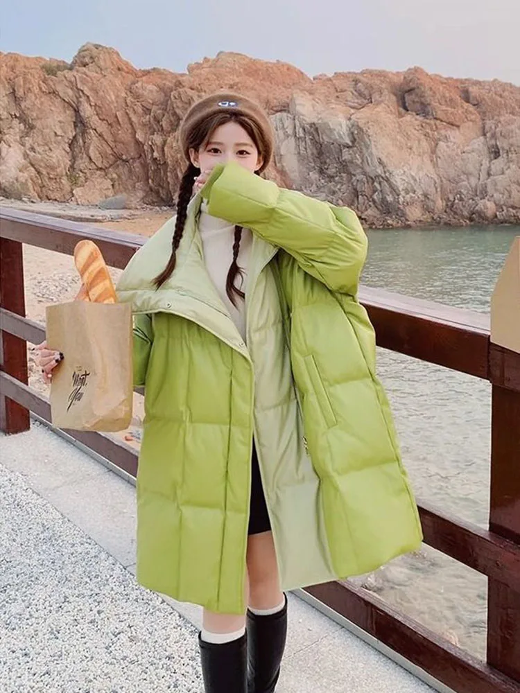 Avocadogrüne, modische Daunenjacke aus PU-Leder mit weißen Entendaunen für Damen, mittellang bis lang, Nischendesign, keine Waschjacke