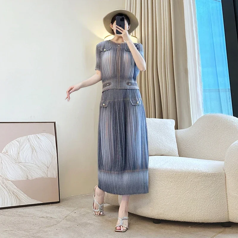 

Miyake Женский комплект из двух предметов с круглым вырезом и воротником на молнии, топ с короткими рукавами + прямая юбка из искусственного денима с принтом, лето 202, плиссированные