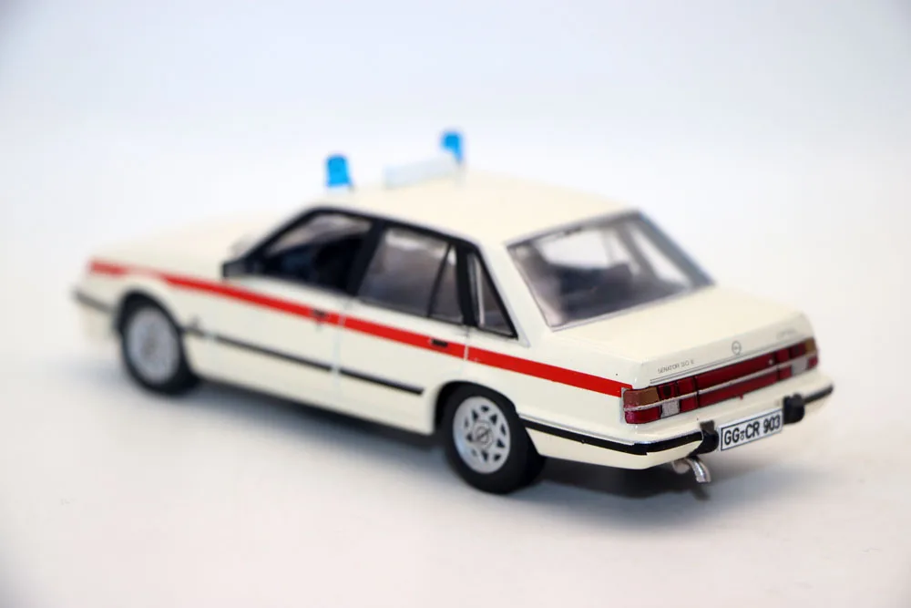 NOWOŚĆ 1:43 Opel Senator A2 Notarzt 1982-1986 PoliceCar Models Odlewane metalowe zabawki na prezent kolekcjonerski