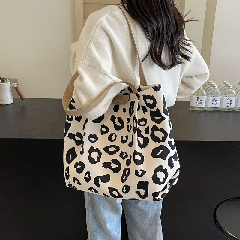 

Leopard print canvas tote bag, women's large capacity bag, new portable commuting bag, versatile one shoulder mommy bag