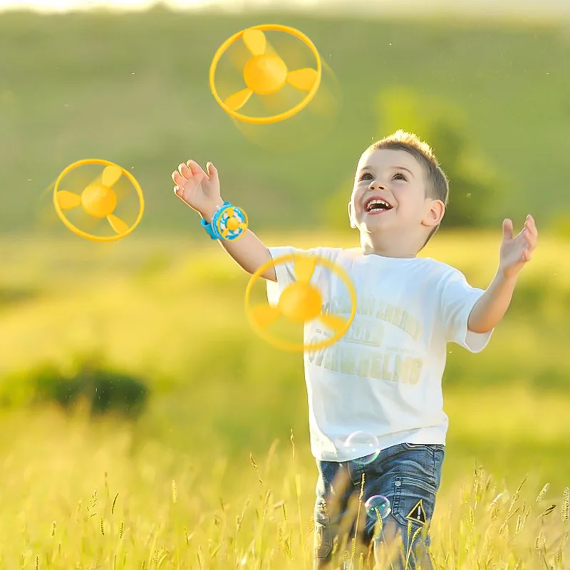 1PC Kid's Outdoor Brinquedos Relógios Flying Saucer Lançador Mão Com O Anel Flying Gyro Bambu Libélula Spinning Flying Saucer Toy