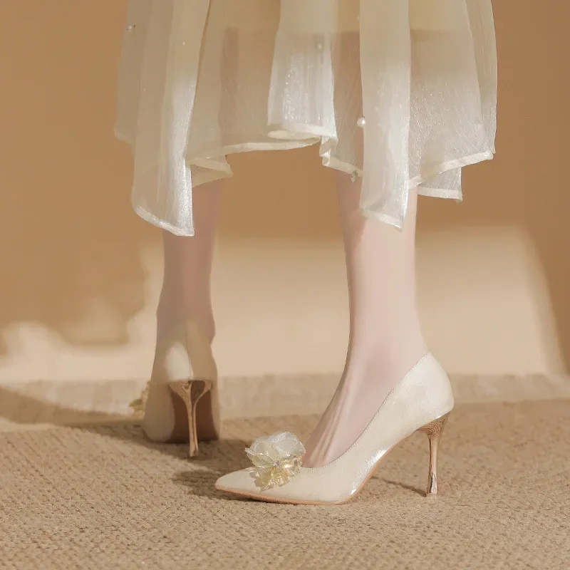 Zapatos de novia blancos, talla 30-44, para mujer, con tacón fino y punta afilada, adornados con perlas y un broche con forma de flor, de color liso y confeccionados en satén, ideales para la novia y las damas de honor.