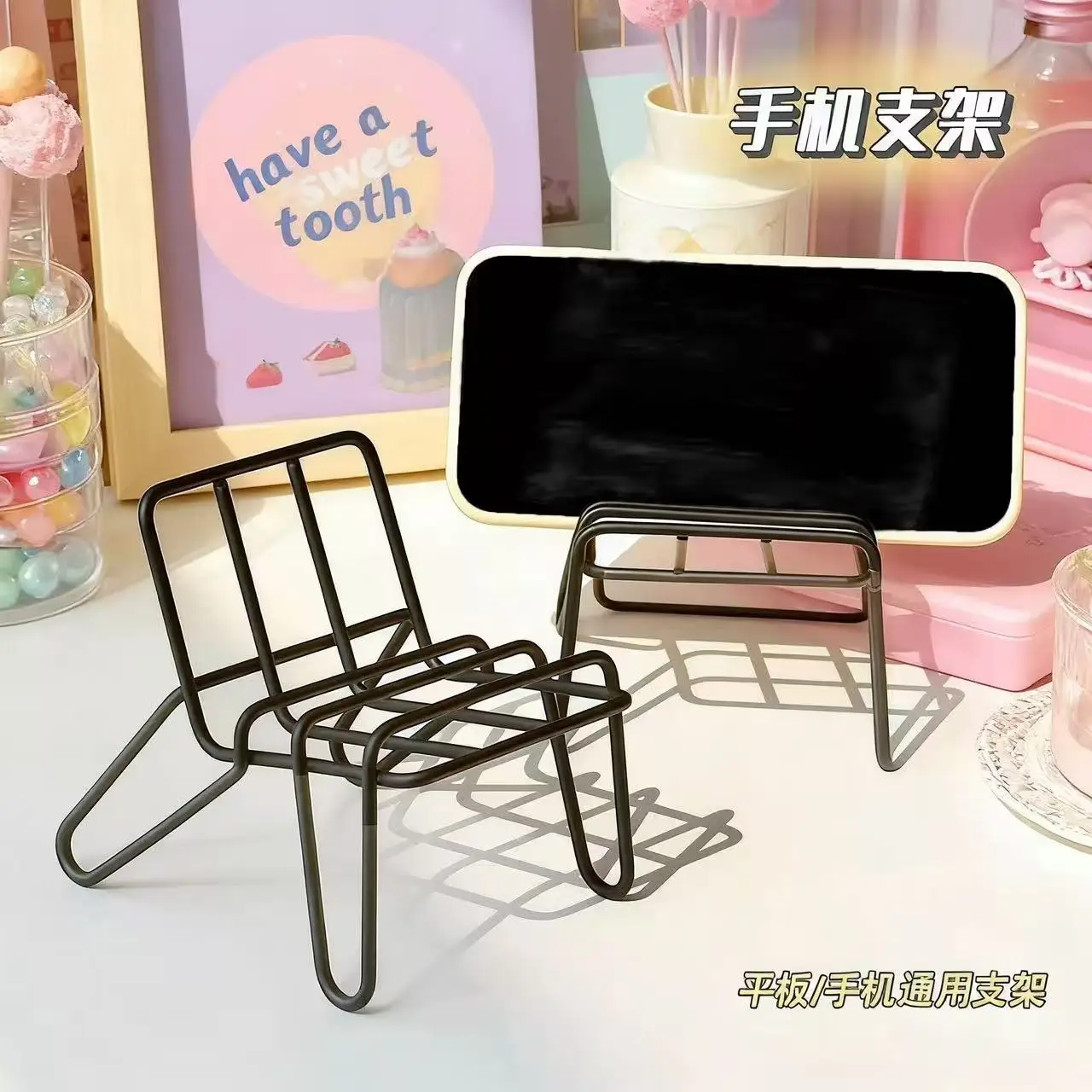 

Cute and creative small chair phone stand, metal iron lazy stand for desktop decoration.