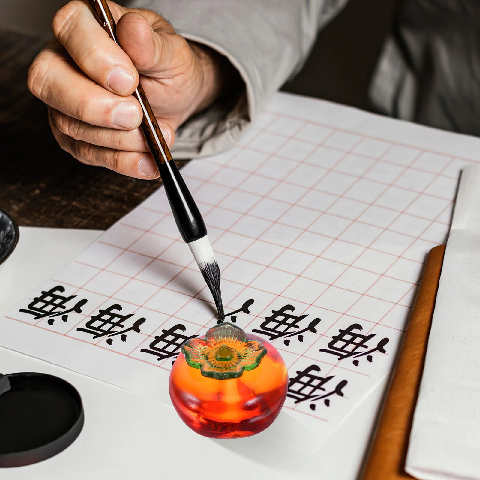 

2Pcs Crystal Persimmon-Shaped Paperweight Lifelike Design Functional Desk Tool for Writing Painting Pattern Office