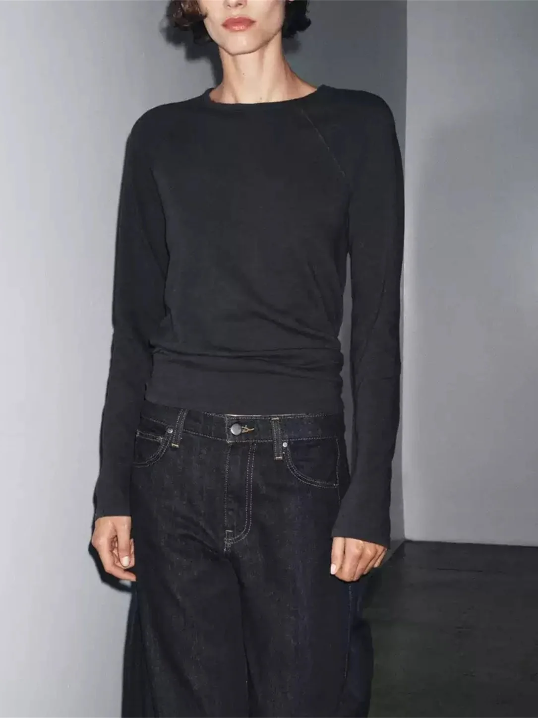 قميص نسائي جديد للخريف بتصميم بسيط وأنيق، مصنوع من القطن بأكمام طويلة وياقة مستديرة، مع تصميم مميز عند الكتف، مريح وعصري