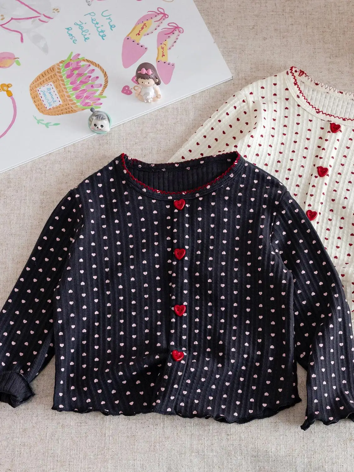 女の子用ロングスリーブハートTシャツベビーベースレイヤー春秋韓国風子供用トップス綿通勤ラウンドネック