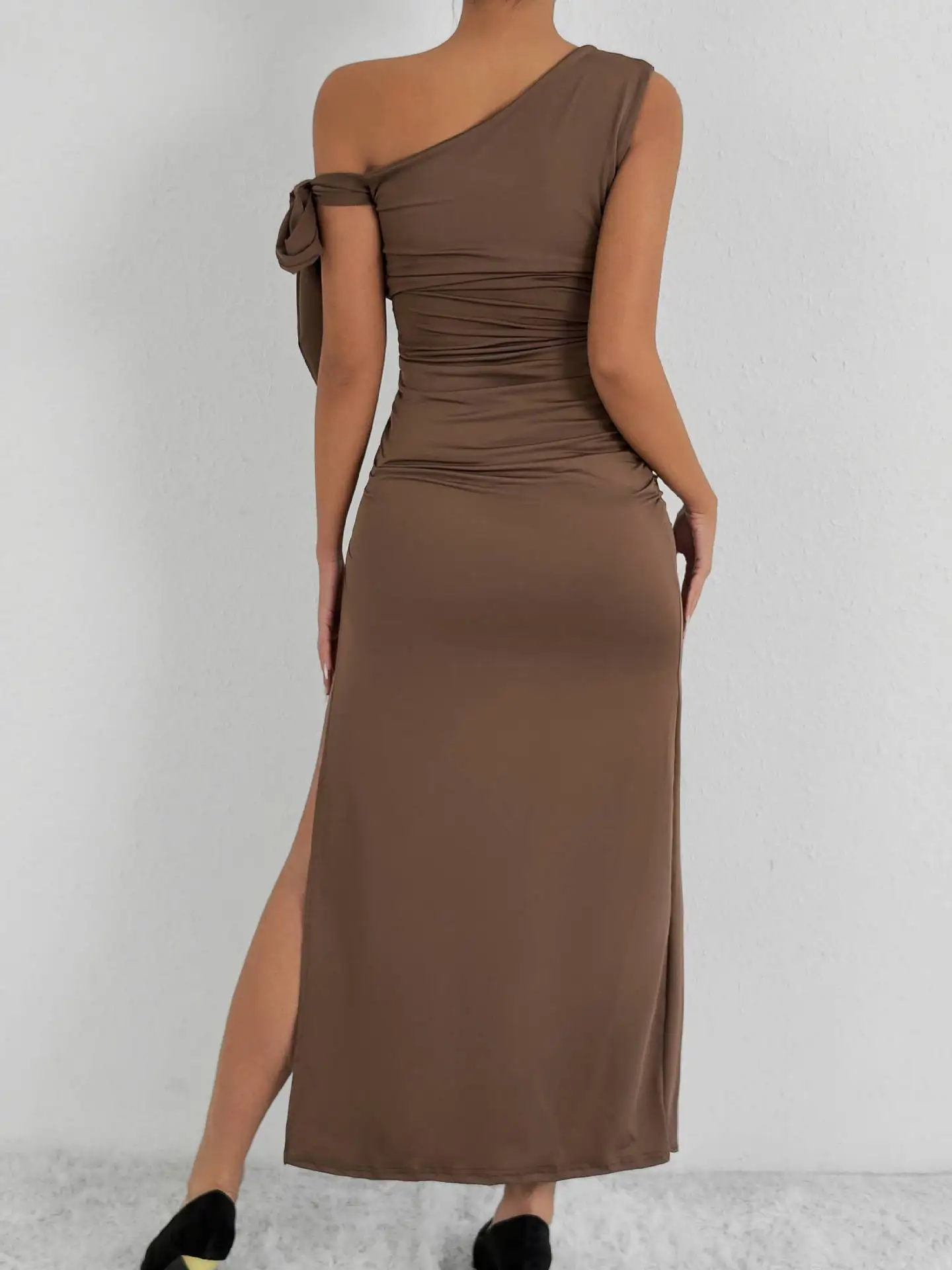 Vestido sexi de tirantes sin mangas con cuello inclinado ajustado para chica, novedad de verano 2021, vestido plisado Irregular con abertura larga de Color sólido a la moda