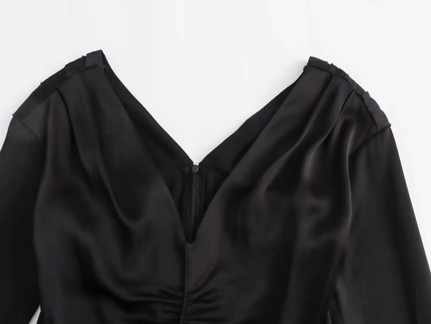 Verwelkte französische Vintage modische Satin schwarz Kleid elegante V-Ausschnitt plissiert lässig Party kleid Frauen