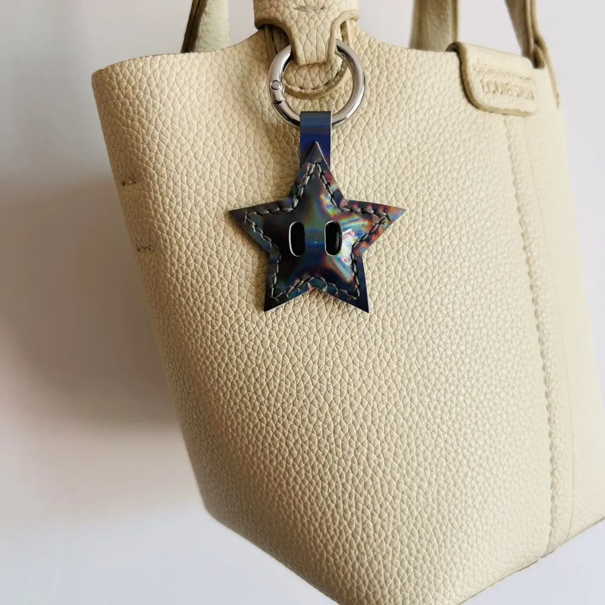 

Handmade genuine leather small star keychain car key holder bag charm cute and simple decorative gift