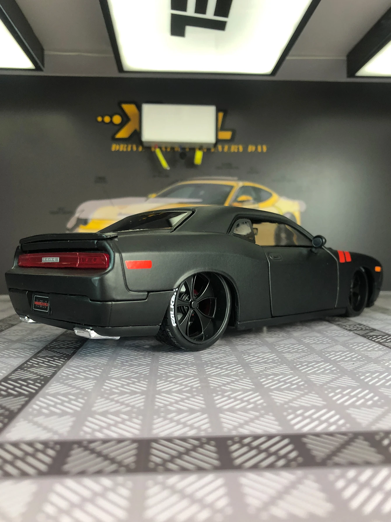 Maisto 1:24 simulação liga de zinco Dodge 2008 Challenger modelo de carro, ornamento estático, carro de presente colecionável de metal