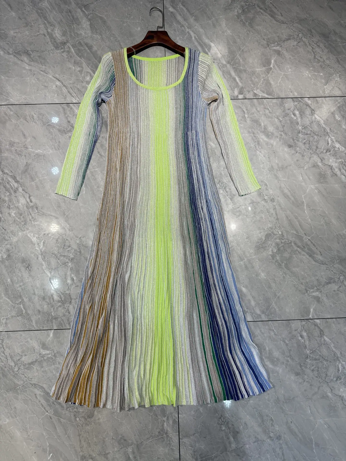 2025 فساتين متوسطة الطول بأكمام طويلة وطباعة مخططة باللون البني والأصفر والأحمر عالية الجودة