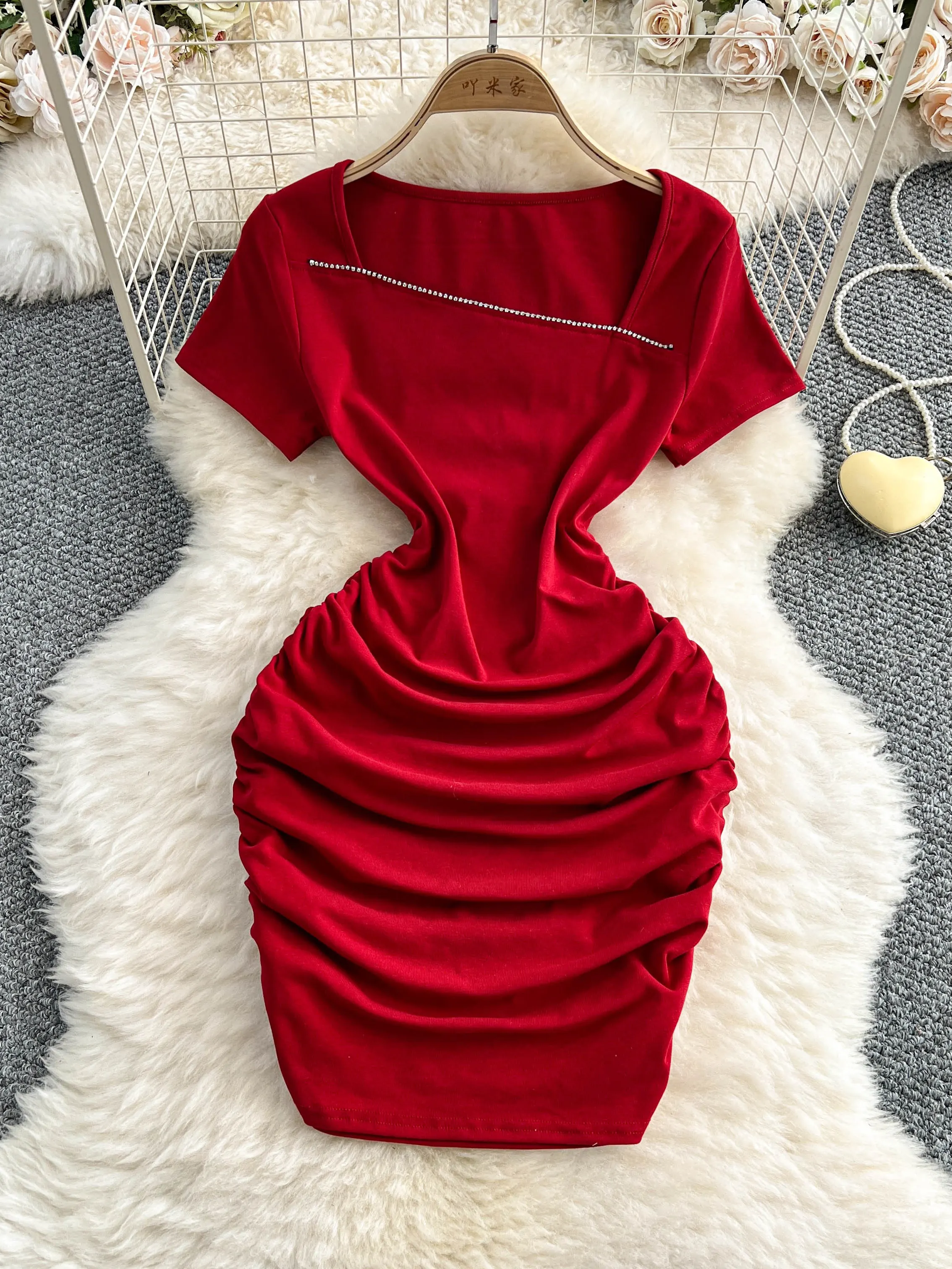 Foamlina zomer persoonlijkheid schuine hals onregelmatige strass sexy mini-jurk elastische magere heup strakke korte mouw onderjurk