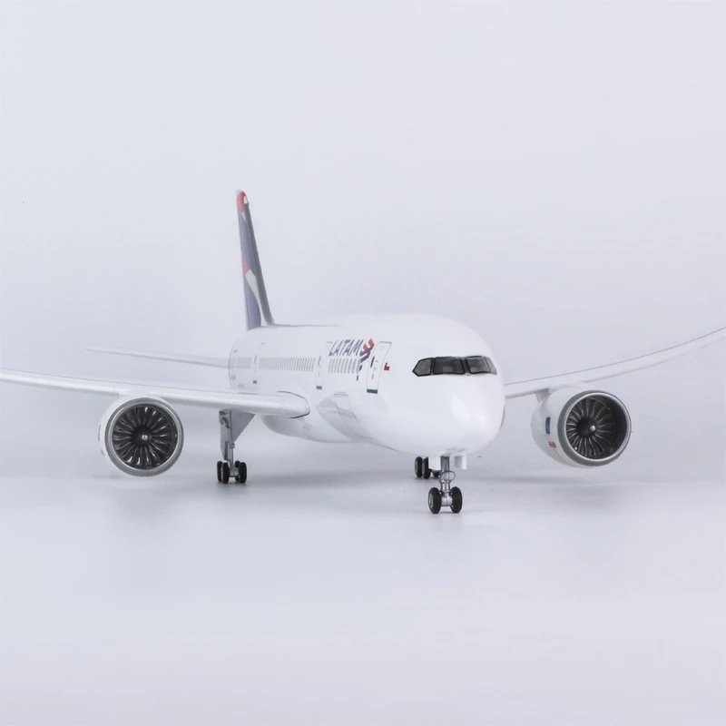 B787 비행기 모델 47cm 라틴 아메리카 항공 장난감 비행기 모델 1/130 스케일 소형 비행기 빛과 바퀴 장난감 소년 어린이