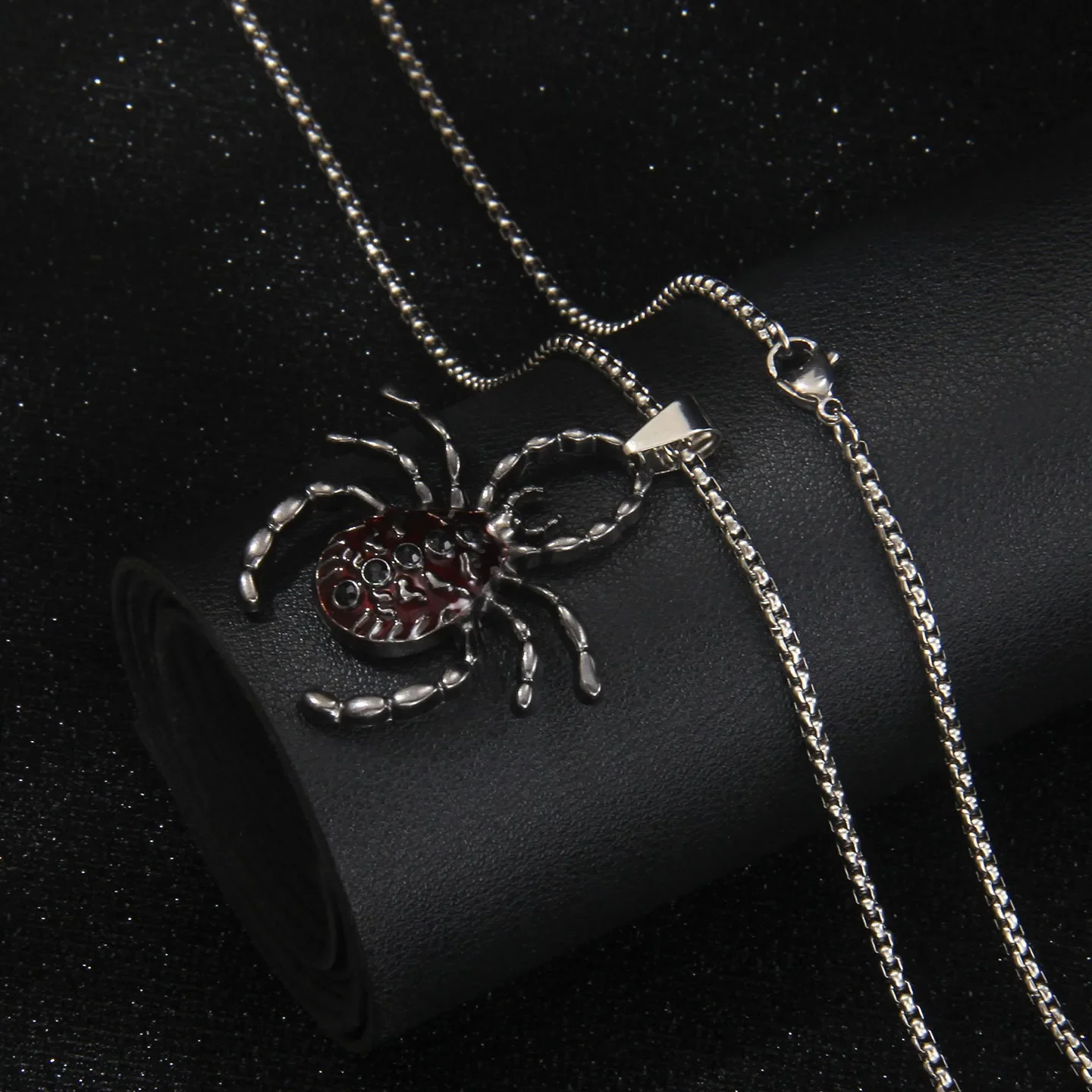 1 piece Fashion Halloween Spider Necklace Terrifying Spider Pendant Sweater Punk Necklace for Women Men Gifts Wholesale
