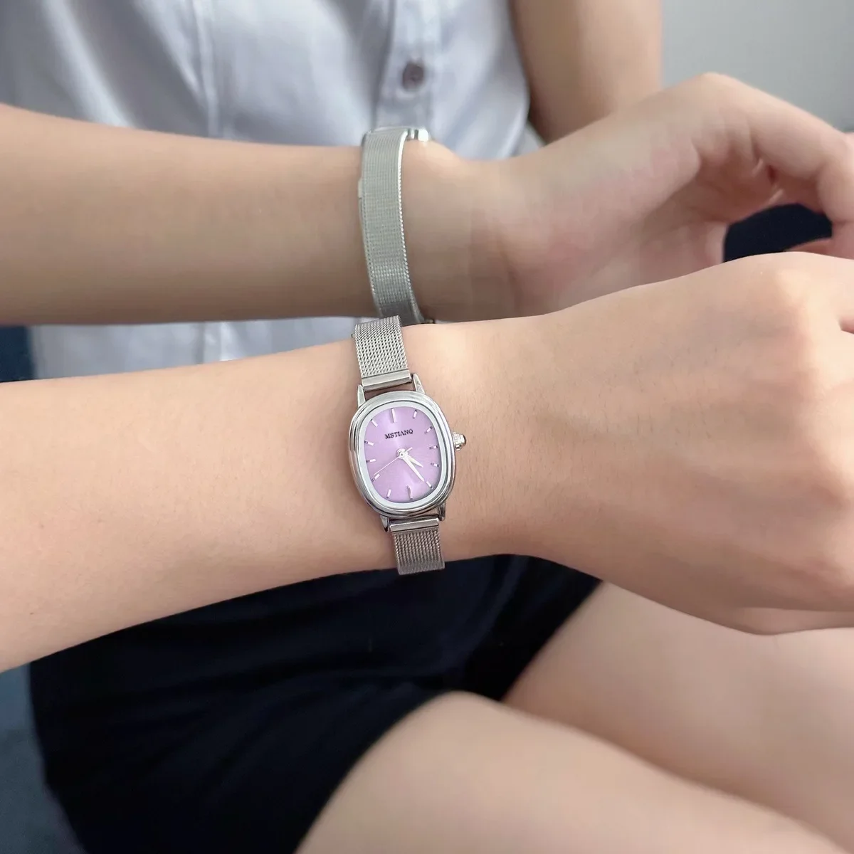 Jam Tangan Kuarsa Dial Oval Sederhana Kualitas Tinggi Jam Tangan Modis Wanita Baja Tahan Karat Jam Tangan Anak Perempuan Mewah