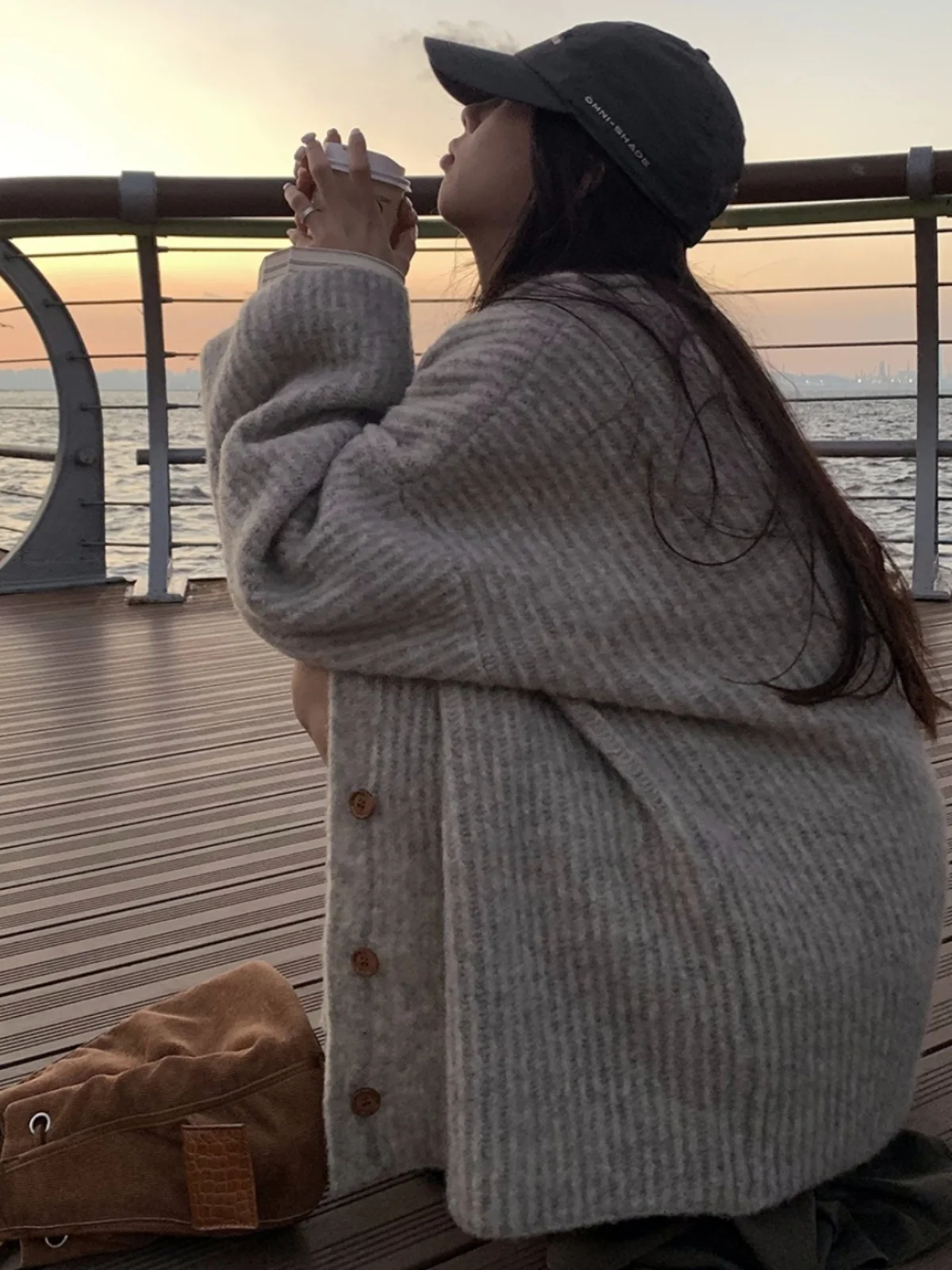 グレーの柔らかく心地よいVネックニットオープンカーディガン、レディース春秋ルーズミディアム丈アウターウェア、レイジーBFスタイルニットジャケット